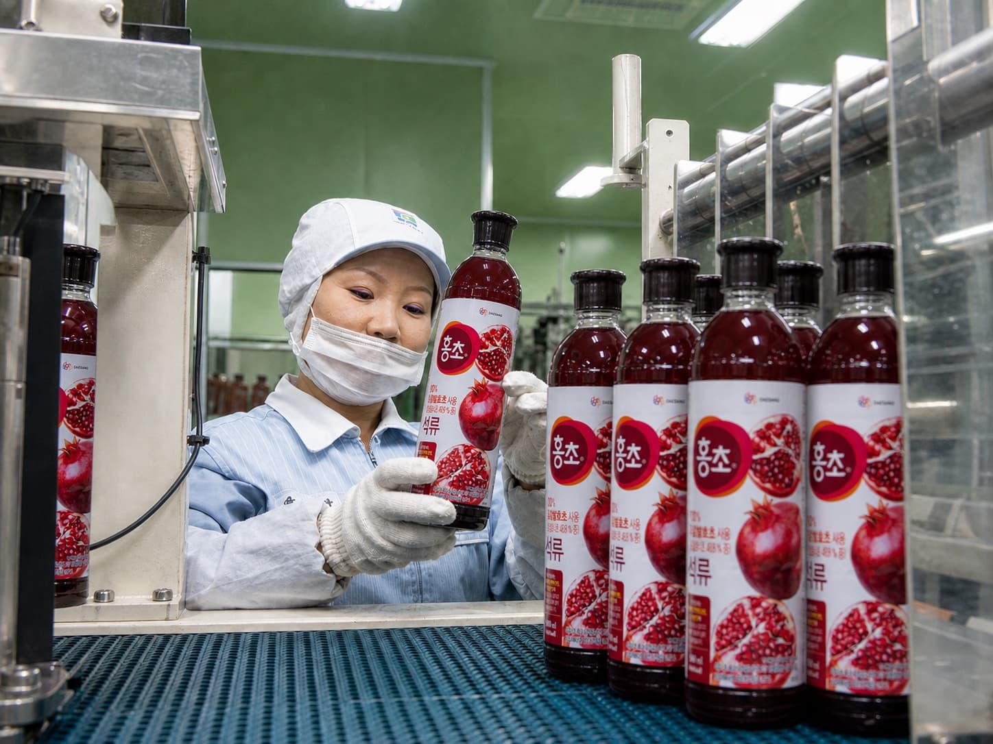 Dây chuyền sản xuất Hongcho tại nhà máy Osan, Hàn Quốc — chai giấm uống lựu đang chạy trên băng tải