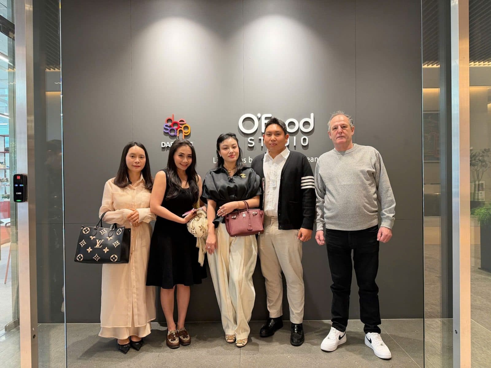 Đại diện Med Health và Daesang chụp cùng nhau trước biển hiệu O’Food Studio tại Hàn Quốc